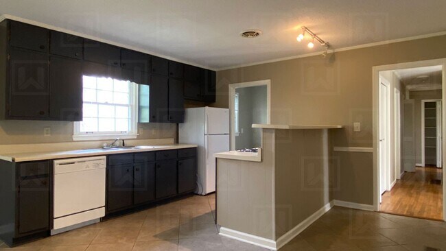 Foto del edificio - Excellent 4 Bedroom House in Bluff Park Co...
