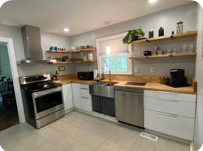 Building Photo - 3616 Skyview Dr SE