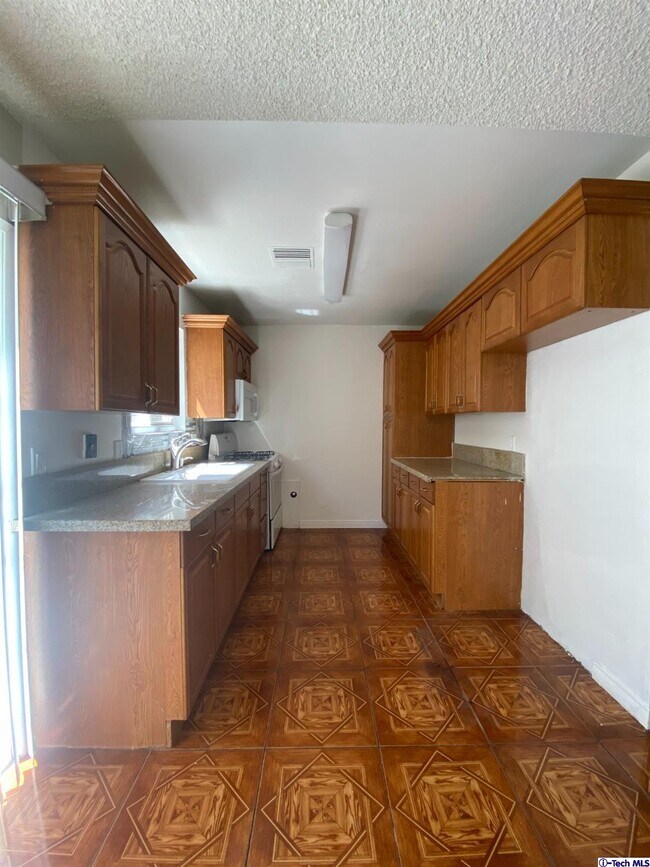 Building Photo - 521 E Valencia Ave