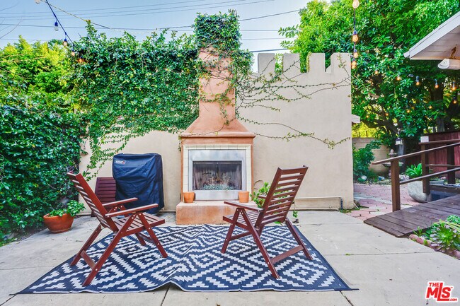 Foto del edificio - 8838 Rosewood Ave