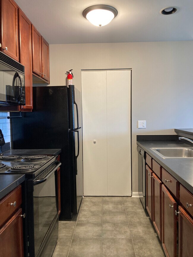 Building Photo - 208 Glengarry Dr