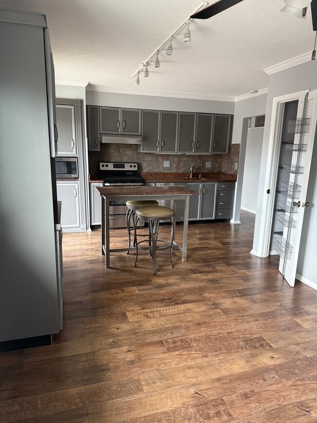 Cocina grande y espaciosa - 10328 Forest Brook Ln