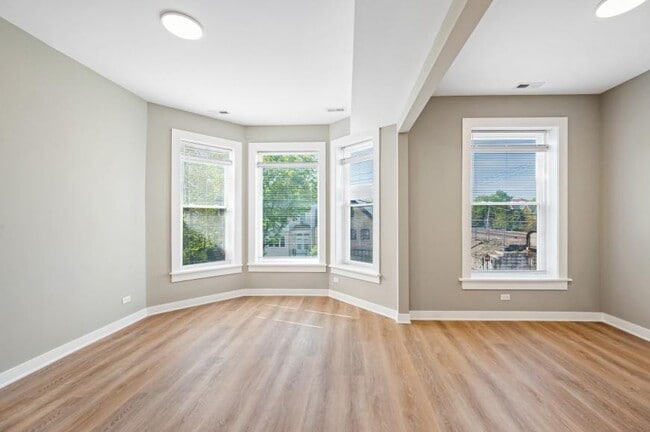 Building Photo - 3 bedroom in Chicago IL 60657