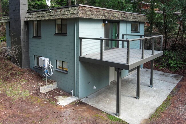 Building Photo - Newly Refinished Home