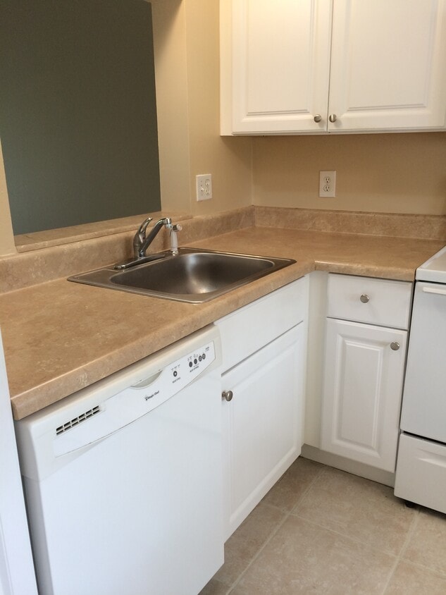Kitchen - 6649 Somerset Dr