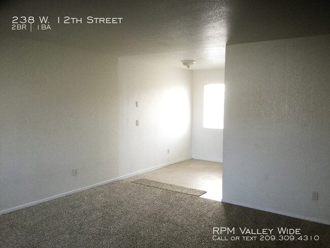 Building Photo - 2 Bedroom Apartment Available Now!