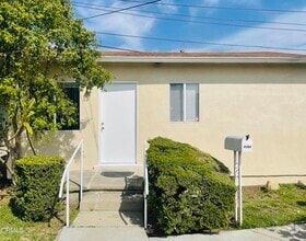 Building Photo - 836 Fischer St