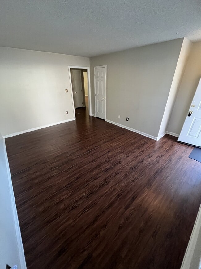 Foto del edificio - "Charming 2-Bed, 2-Bath Retreat in High Point's Peaceful Ambassador Court!"