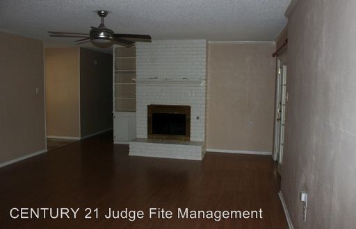 Building Photo - 2221 Ravenwood Dr