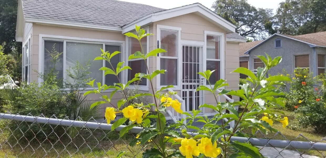 Primary Photo - Extra Large 2 Bedroom