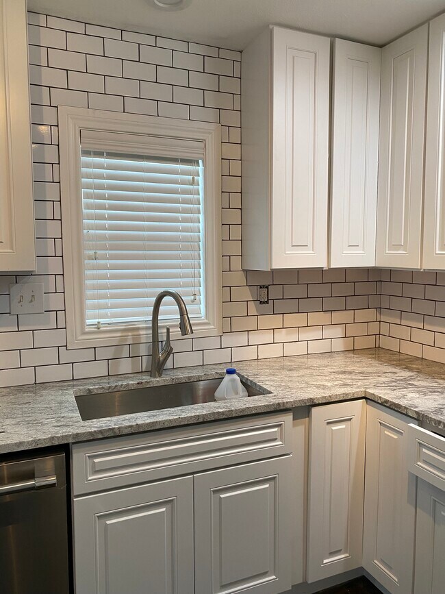 Foto del edificio - 4217 Donnelly Ave