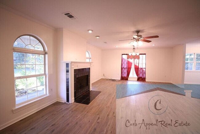 Foto del edificio - First month move in special $900!! Beautiful 3-bed, 2 bath condo with fireplace, 2-car garage - i...