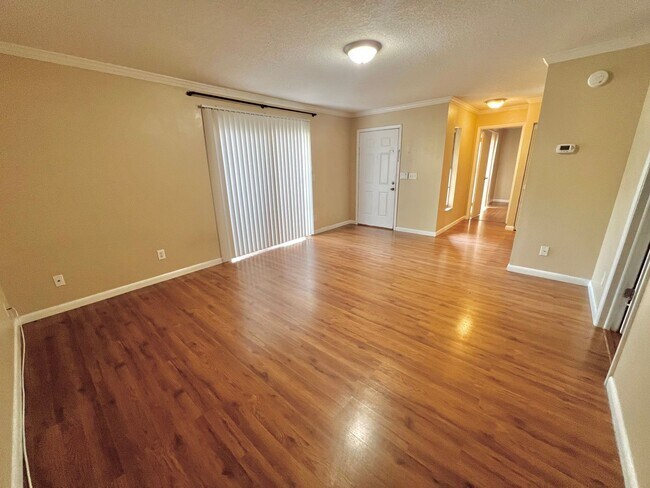 Building Photo - Ground Floor 2BD/2BTH Condo Steps Away Fro...