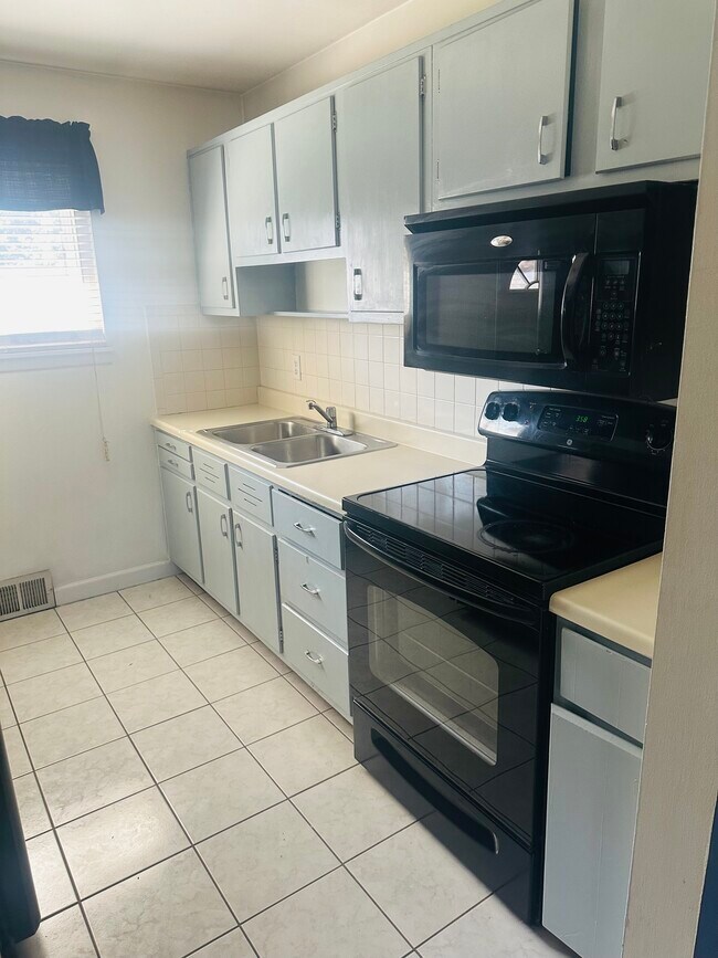 Building Photo - 6016 Alvin Dr
