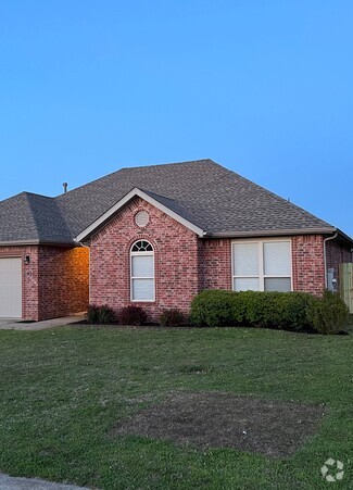 Building Photo - 703 SW Summit Chase Rd
