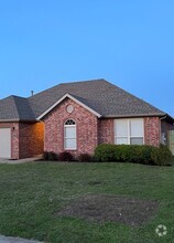 Building Photo - 703 SW Summit Chase Rd