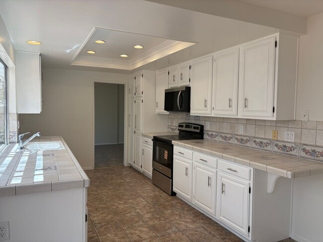 Building Photo - Spacious 5 bedroom 2 1/2 bathroom Westpark...