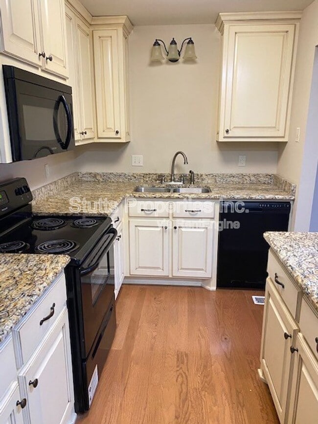 Building Photo - 206 Hillsboro Cir