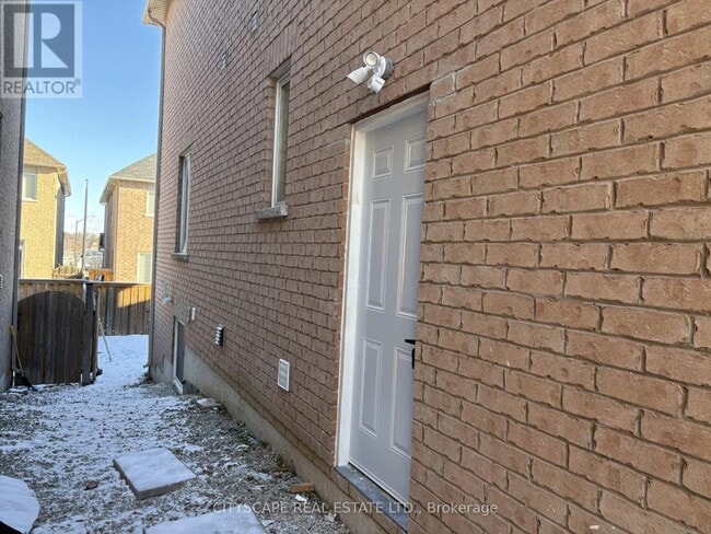 Building Photo - 5517 Meadowcrest Ave