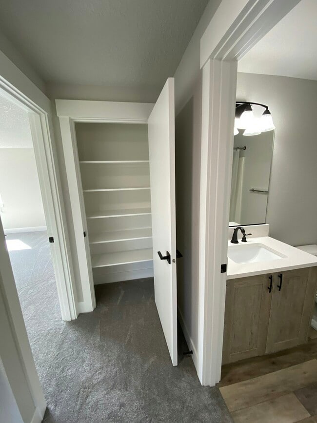 Foto del edificio - 5835 NW Landing Dr