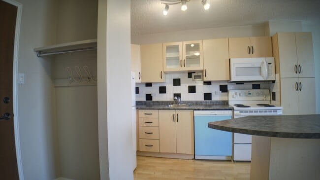 Building Photo - 11147 Whyte Ave NW