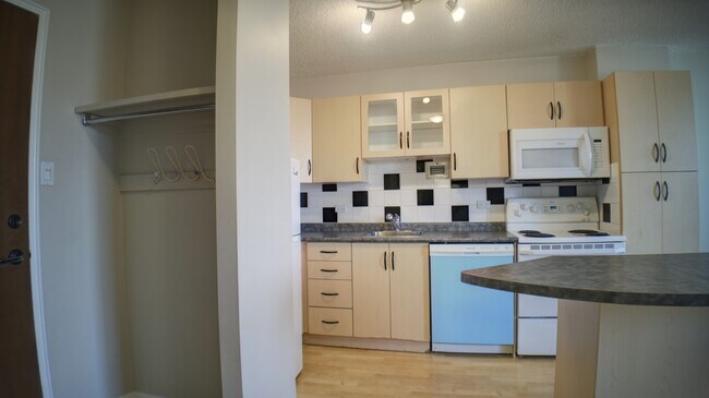 Photo du bâtiment - 11147 Whyte Ave NW