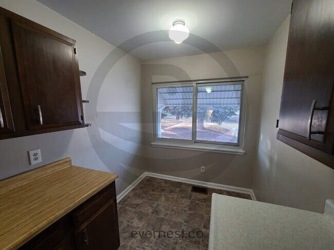 Building Photo - 2806 S Dahlia St