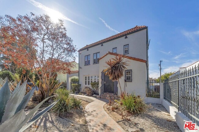 Photo - 1249 S Tremaine Ave (Los Angeles, CA) Apartment