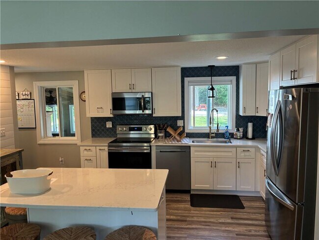 Foto del edificio - 283 BALSAM Rd