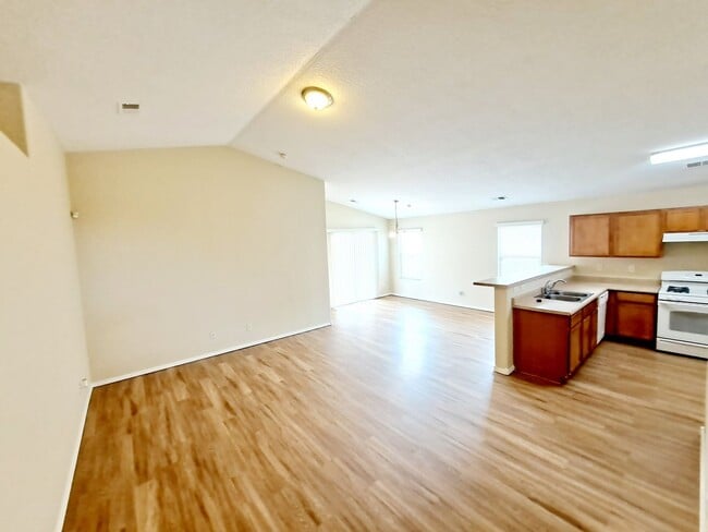 Foto del edificio - 3 bed 2 bath home in Huning Ranch. New Carpet