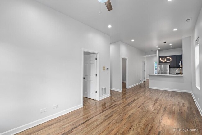 Foto del edificio - 2434 W Moffat St