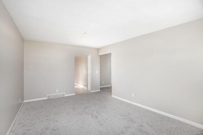 Building Photo - 858 E Greenlawn Ave