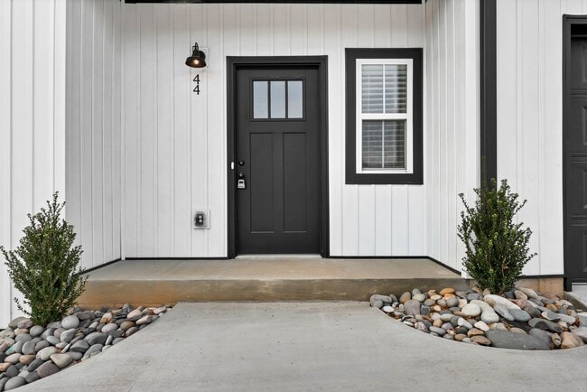 Building Photo - 166 Sango Dr