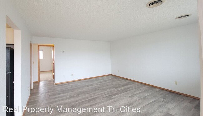 Building Photo - 3 br, 1.5 bath House - 210 B Mckinley