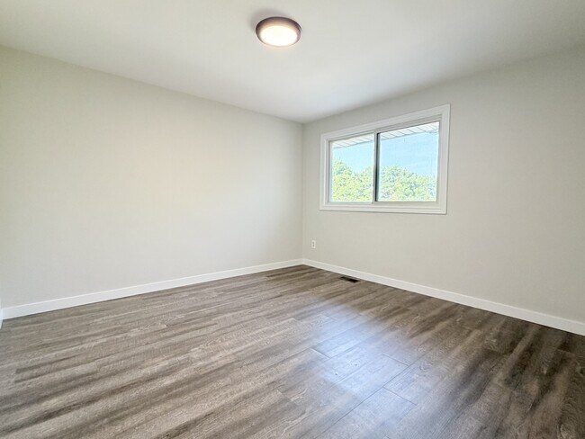 Building Photo - 766 Indian Rd N