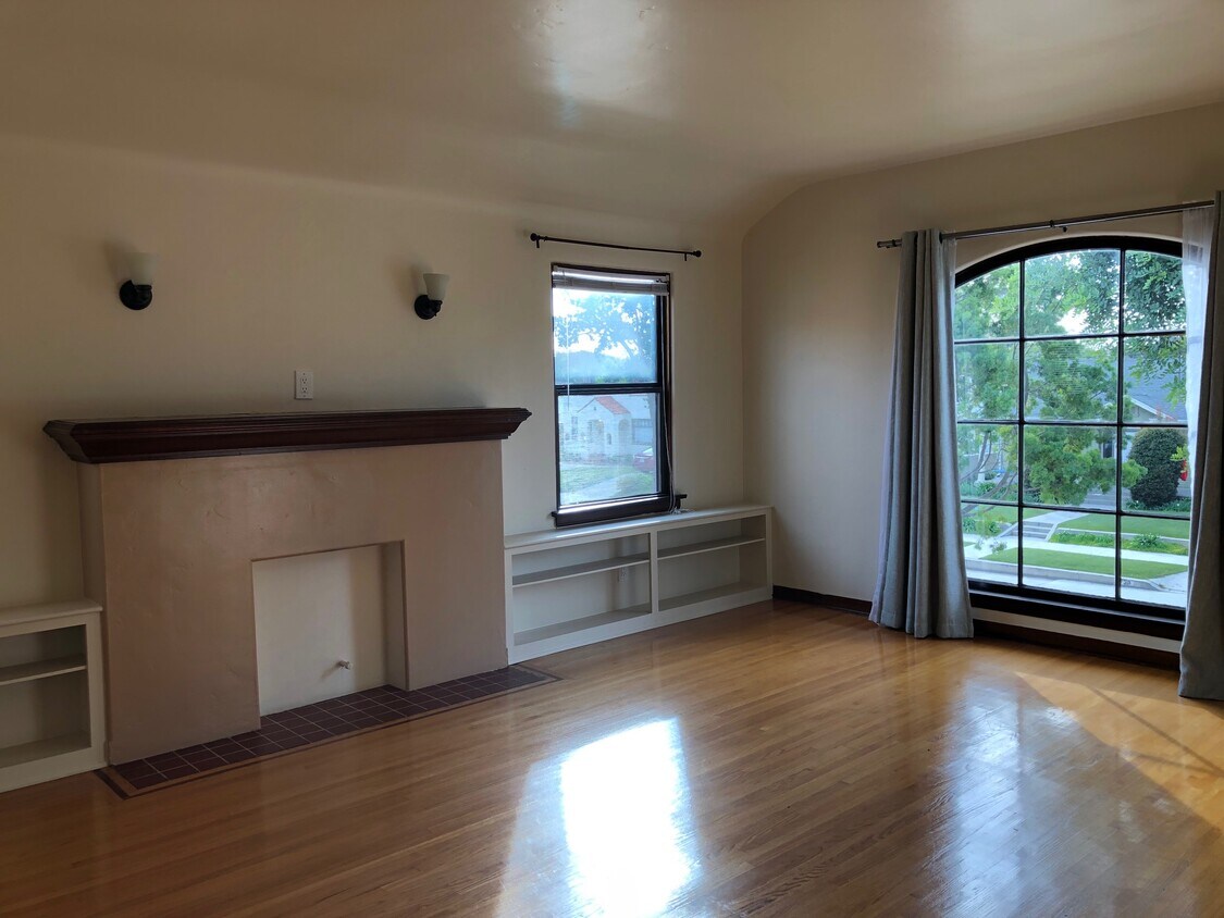 Primary Photo - 3728 Lewis Ave