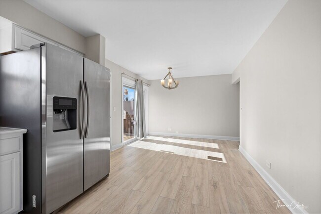 Building Photo - 9275 N Woodland Dr