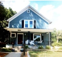 Building Photo - 305 Oak St