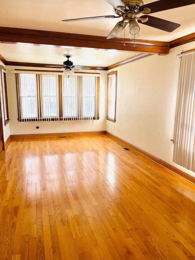Building Photo - 3 bedroom in CHICAGO IL 60632