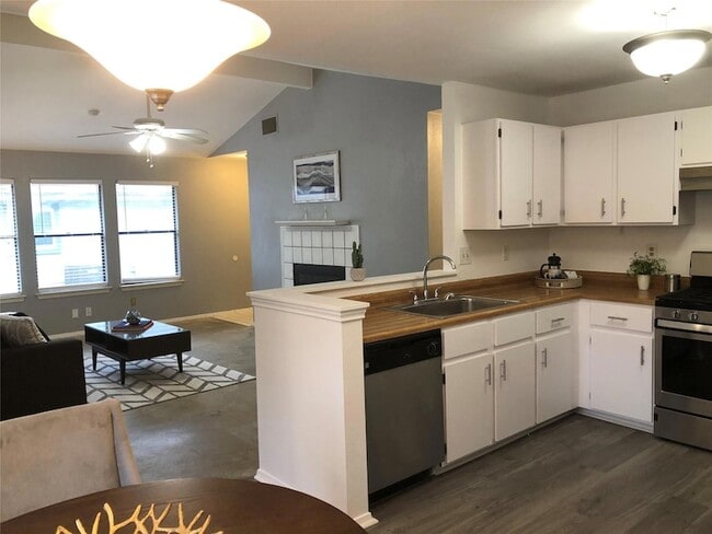 Building Photo - 1402 Byers Ln