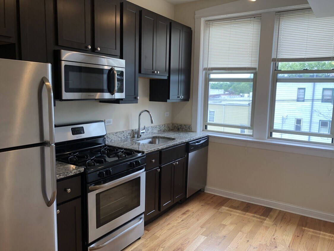 Foto principal - 4852 N Drake Ave