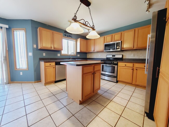 Building Photo - 4 Bed 2.5 Bath Home!