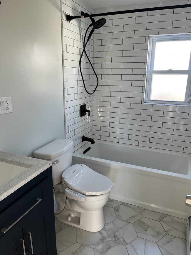 Baño principal - 56 Hunnewell Ave