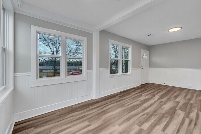 Foto del edificio - Stylish 2-Bedroom, 1-Bath Home with Contemporary Finishes ($1200/mo base rent***)