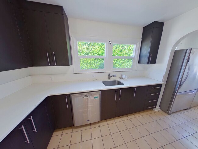 Foto del edificio - Large 3 Story Remodeled Home