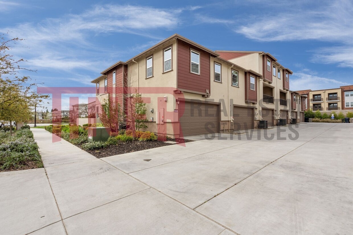 Primary Photo - The Cove's 3 Story Townhome