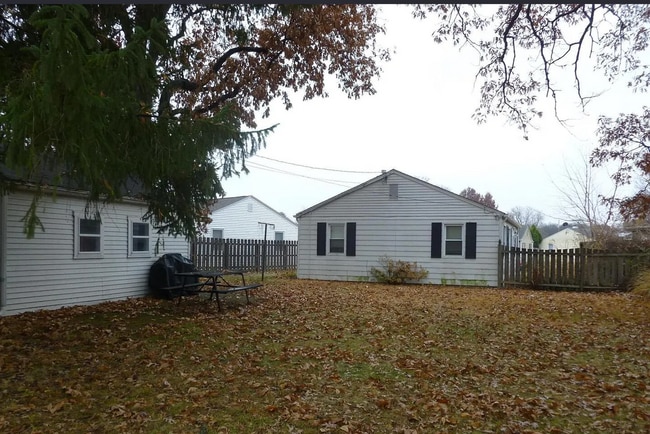 Building Photo - Spacious 3-Bedroom Moline Rental Garage Included