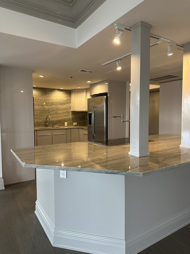 Primary Photo - 950 N Michigan Ave