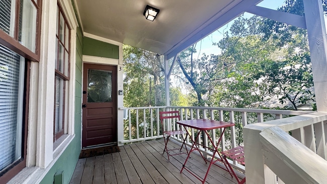 Building Photo - Great downtown location just 1-1/2 blocks off Centre St.!