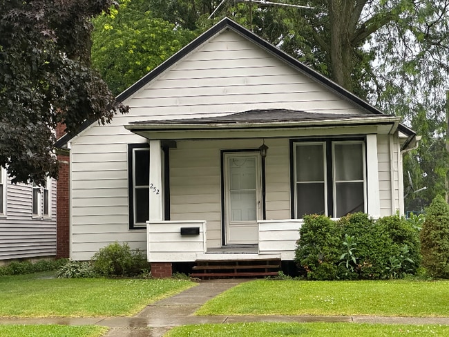 Building Photo - 252 S Oak St